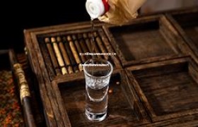 求人办事送茅台还是五粮液(求人办事送酒送箱的还是送瓶的好)